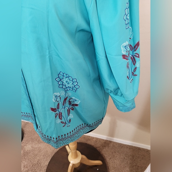 V-Neck 3/4 Sleeve Blouse - Picture 3 of 5